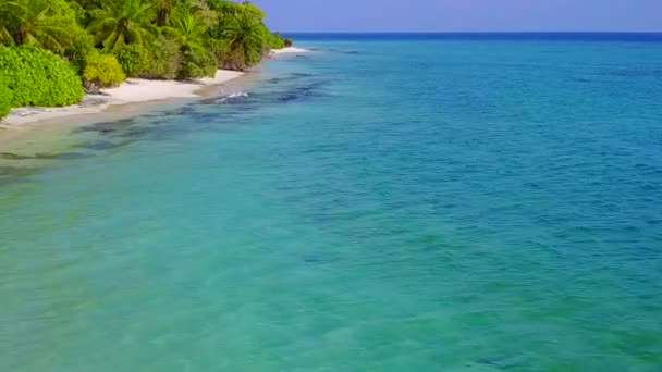Textura quente da praia marinha viagem pelo mar azul e fundo arenoso limpo à luz do sol — Vídeo de Stock
