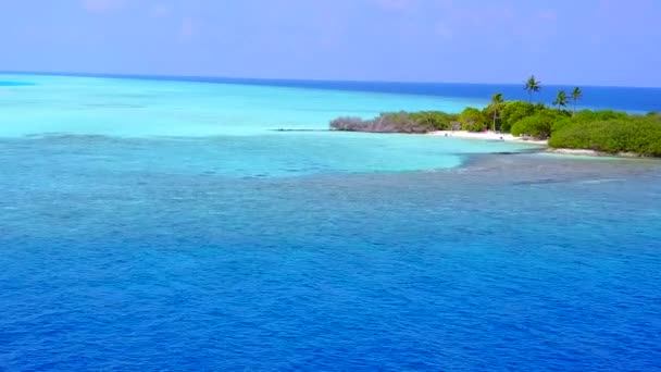 Letecká příroda krásné resort pláž dovolená podle modré zelené moře a bílé písčité pozadí — Stock video