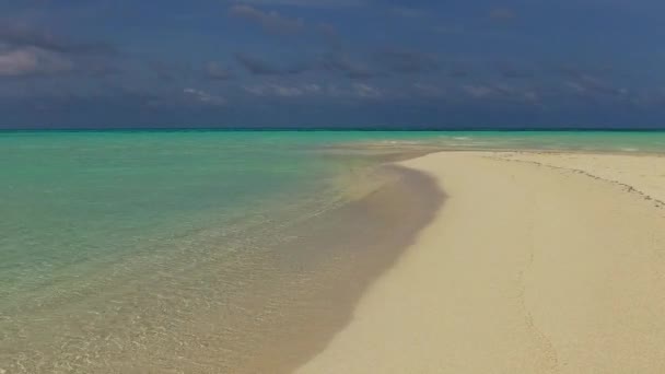 Ρομαντικός τουρισμός της όμορφης παραλίας παραλία τρόπο ζωής από μπλε νερά και λευκό αμμώδη φόντο κοντά σε ύφαλο — Αρχείο Βίντεο