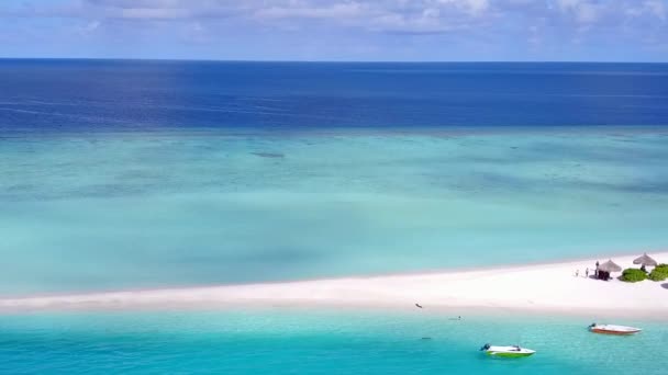 Воздушный беспилотник абстрактный тропический пляж на берегу моря перерыв голубой океан и белый песчаный фон — стоковое видео
