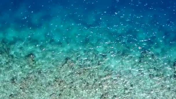 Vacío naturaleza de las vacaciones de playa laguna tropical por el agua clara y fondo de arena blanca cerca de las olas — Vídeos de Stock