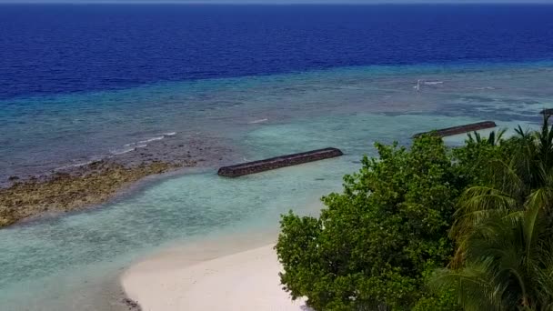 Close up nebe ráje pobřeží pláž životní styl podle modré laguny a bílého písku pozadí v blízkosti útesu — Stock video
