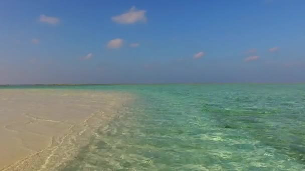 Marina ensolarada de relaxante ilha pausa de praia por oceano transparente com fundo de areia brilhante perto de ondas — Vídeo de Stock
