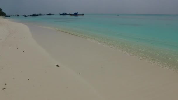 清澈的大海和沙洲附近的白沙背景使田园诗般的海湾海滩生活方式的细腻质感 — 图库视频影像