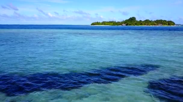 Sunny turizmus pihentető üdülőhely strand szünet sekély óceán és fehér homok háttér napkelte után — Stock videók