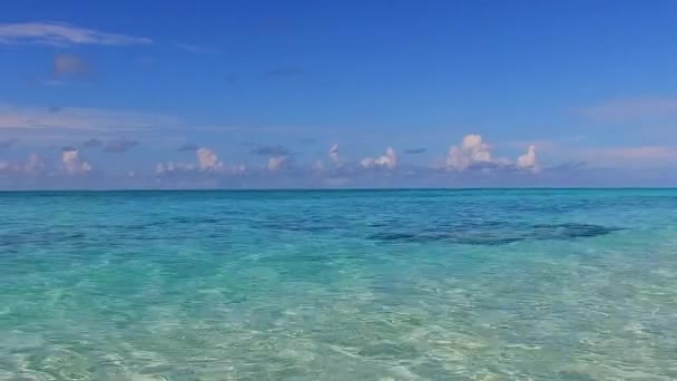 Naturaleza de verano del viaje perfecto a la playa de la bahía por el océano azul y el fondo de arena blanca cerca del banco de arena — Vídeos de Stock
