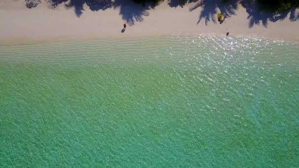 Zomer reizen van perfecte strand reis door de blauwe zee met wit zand achtergrond in het zonlicht — Stockvideo