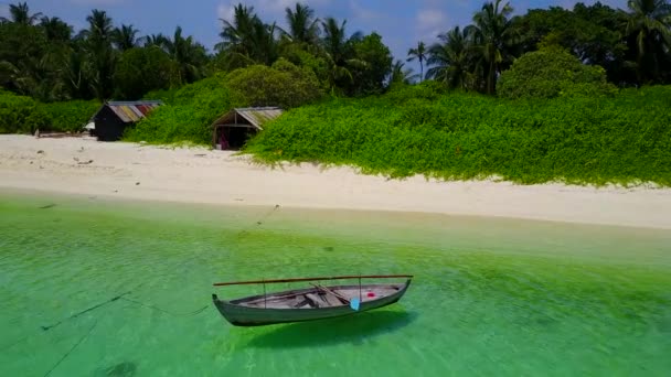 목가적 인 해변 생활에 대한 넓은 추상적 인 각도 햇빛 아래하얀 모래가 있는 푸른 바다 — 비디오
