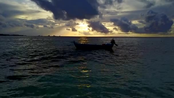 Dagpanorama van idyllisch uitzicht op zee strand breken door blauw water met schone zandachtergrond in de buurt van rif — Stockvideo