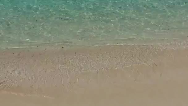 Nature vide de détente vue sur la mer plage voyage par mer claire et fond sablonneux blanc après le lever du soleil — Video