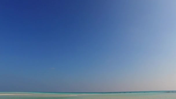 Közelkép a tökéletes lagúna strand nyaralás kék tenger és fehér homok háttér közelében zátony — Stock videók