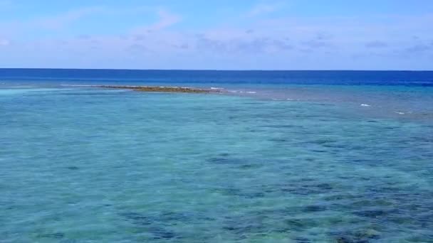 蓝湖白沙背景下美丽的海景海滩休息的空中无人飞行特性 — 图库视频影像