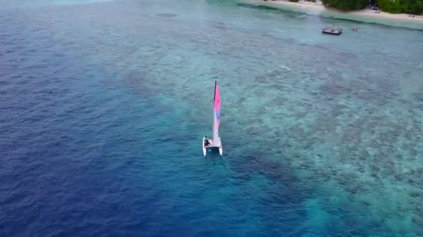 Leeg landschap van de mariene kustlijn strand levensstijl door blauwe lagune en witte zand achtergrond in de buurt van zandbank — Stockvideo