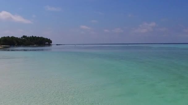 Летний туризм тропических туристических пляжный отдых аква-голубой водой с белым песчаным фоном рядом с песчаным баром — стоковое видео