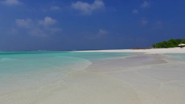 白沙背景的透明大海在沙洲附近划破了奢华海滨的白日天空 — 图库视频影像