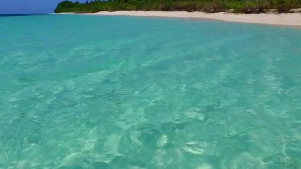 Weitwinkelfahrt exotischer Küstenstrandfahrt durch klares Meer und weißen Sandhintergrund im Sonnenlicht — Stockvideo