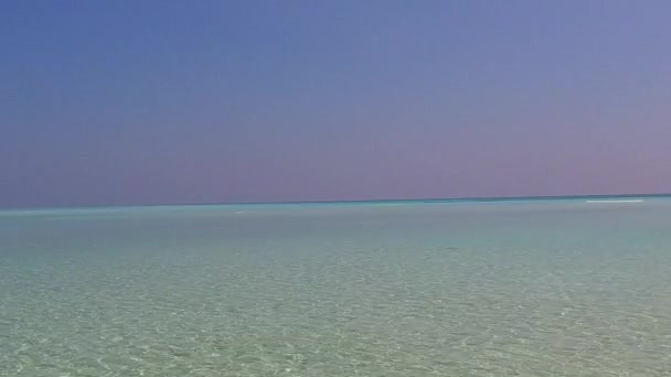 Warme Landschaft der Meereslagune Strand Zeit durch flaches Wasser und weißen Sandhintergrund in der Nähe von Palmen — Stockvideo
