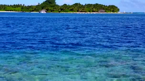 Vazio paisagem marinha de luxo costa praia estilo de vida por água azul e fundo arenoso branco perto de restinga — Vídeo de Stock