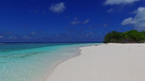 サンゴ礁近くの青い海と白い砂の背景による美しいラグーンのビーチタイムの夏の風景 — ストック動画