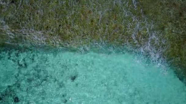 Abstrato ensolarado de relaxante praia viagem por lagoa transparente com fundo de areia branca perto de ondas — Vídeo de Stock