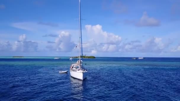 Lucht van ontspannen lagune strand reis door de blauwe oceaan en witte zandachtergrond — Stockvideo