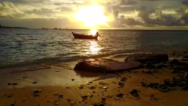 Textura vacía del viaje de lujo a la playa de la isla por la laguna verde azul con fondo de arena blanca cerca del arrecife — Vídeos de Stock