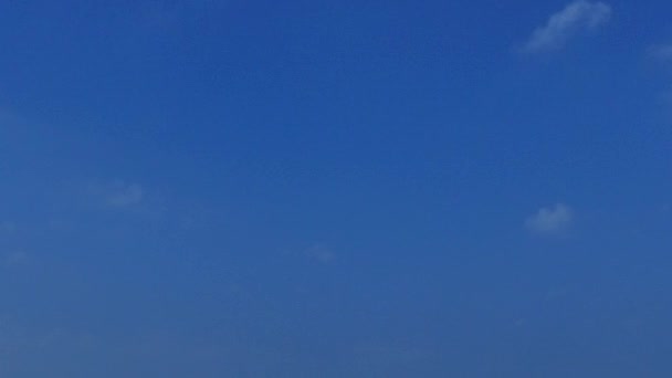 Денна природа райського берега Час пляжу прозорою лагуною з білим піщаним фоном біля хвиль — стокове відео