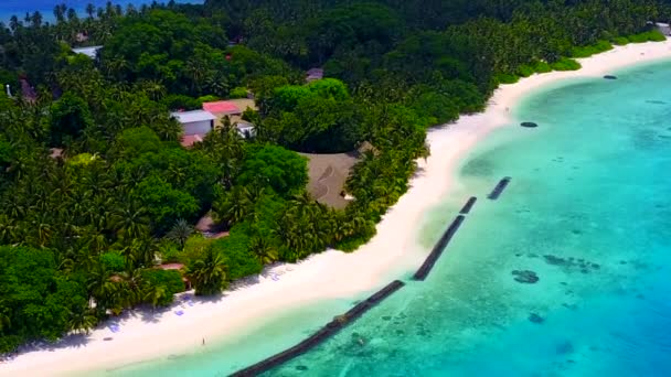 Close-up landschap van rustig uitzicht op zee strand reis door blauwe lagune en wit zand achtergrond in de buurt van golven — Stockvideo