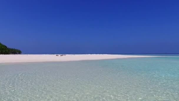 Kopiuj przestrzeń charakter doskonałej zatoce wakacje nad błękitną wodą i białe piaszczyste tło w świetle słonecznym — Wideo stockowe