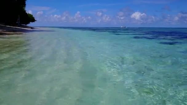 Ciepła turystyka egzotycznej plaży turystycznej podróż przez błękitne morze z jasnym, piaszczystym tle przed zachodem słońca — Wideo stockowe