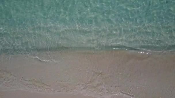 Ευρεία γωνία του τουρισμού ειδυλλιακή παραλία νησί διάλειμμα από μπλε ωκεανό με φωτεινή άμμο φόντο κοντά sandbar — Αρχείο Βίντεο