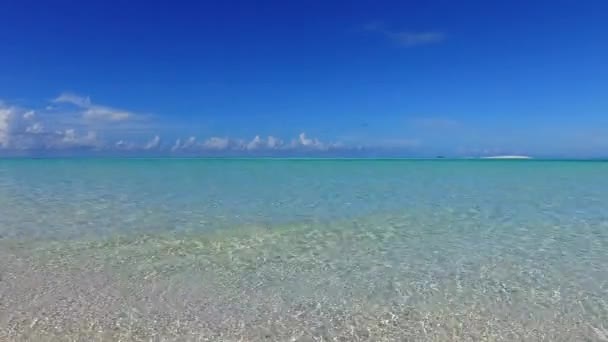 Gros plan paysage marin de luxe bord de mer plage aventure par mer claire et fond sablonneux blanc près des vagues — Video