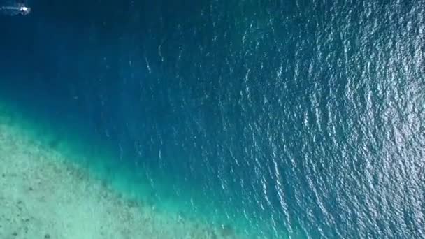 Panorama quente de tranquilidade vista mar praia estilo de vida por aqua lagoa azul e fundo arenoso branco perto de ondas — Vídeo de Stock