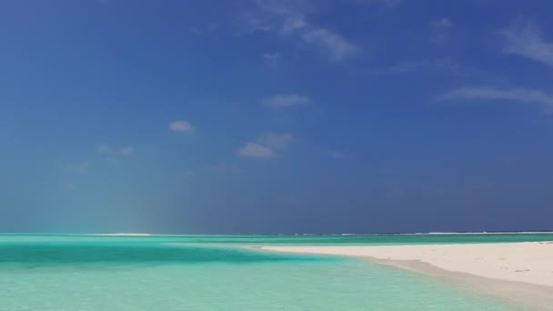 Soligt abstrakt av idyllisk strand paus av turkos lagun med vit sand bakgrund nära sandbar — Stockvideo