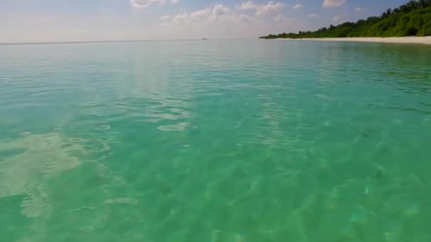 Leeg toerisme van luxe baai strand tijd door transparante oceaan en wit zand achtergrond in de buurt van zandbank — Stockvideo