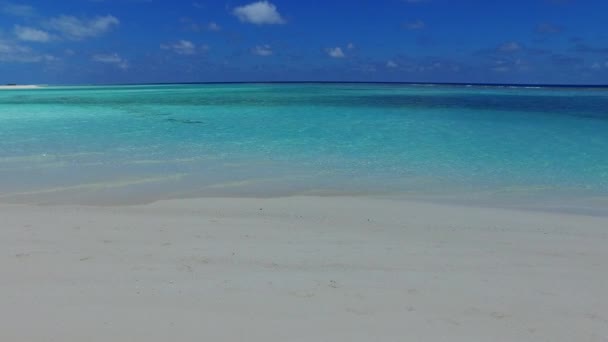 Sonnige abstrakte von erholsamen Bucht Strandurlaub durch klares Meer und weißen Sandhintergrund in der Nähe von Wellen — Stockvideo