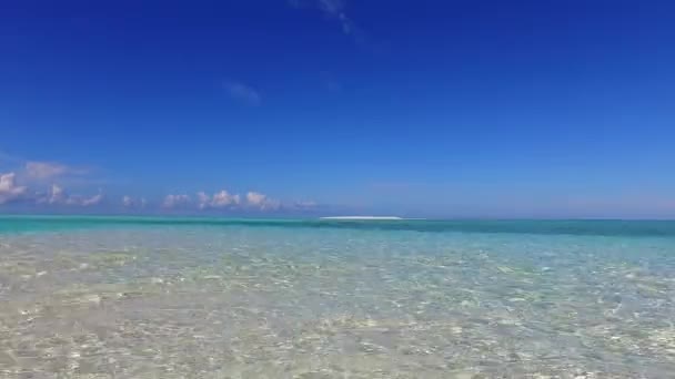 Копировать космические пейзажи рая туристическая поездка на пляж синего моря с белым песком фоне в солнечном свете — стоковое видео