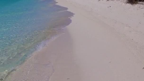 Teplý přímořský plážový plážový čas u aqua blue laguny s čistým písečným pozadím v blízkosti resortu — Stock video