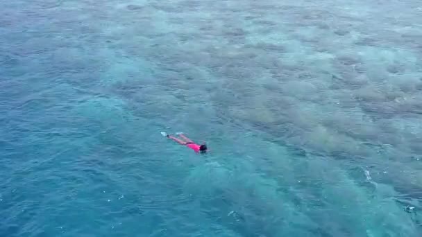 Paisaje soleado de relajantes vacaciones en la playa con vistas al mar por el agua turquesa con fondo de arena blanca cerca del banco de arena — Vídeo de stock