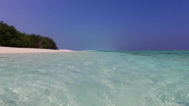 Kopieer ruimte zeegezicht van ontspannende kust strand vakantie door aqua blauwe oceaan met witte zandachtergrond na zonsopgang — Stockvideo