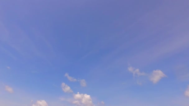 Романтичне небо екзотичної лагуни пляж дикої природи на синьому морі та білому піщаному фоні біля піщаної панелі — стокове відео