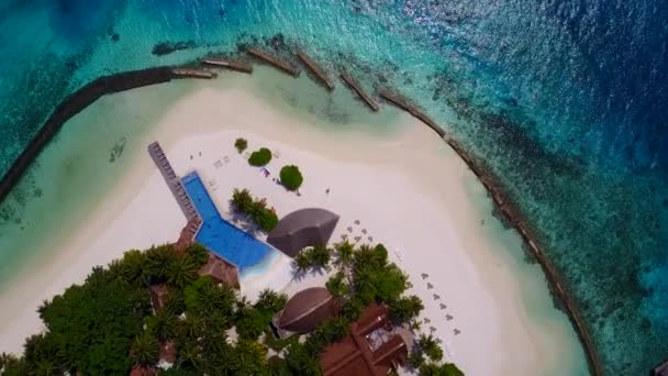 Weitwinkelhimmel von Paradise Bay Strand Reise durch türkisfarbenes Meer mit weißem Sandhintergrund im Sonnenlicht — Stockvideo