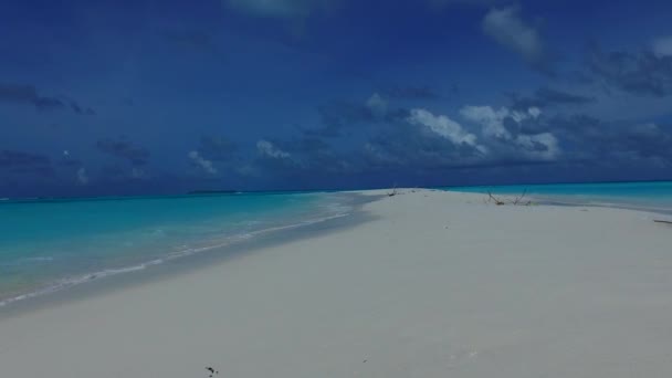 Romantische hemel van exotisch uitzicht op zee strand tijd door blauwe lagune met wit zand achtergrond in de buurt van rif — Stockvideo