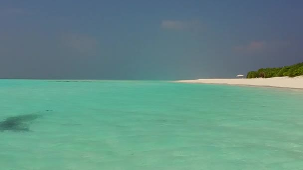 Peisajul aerian al stilului de viață exotic pe plajă prin apă limpede cu fundal de nisip alb — Videoclip de stoc