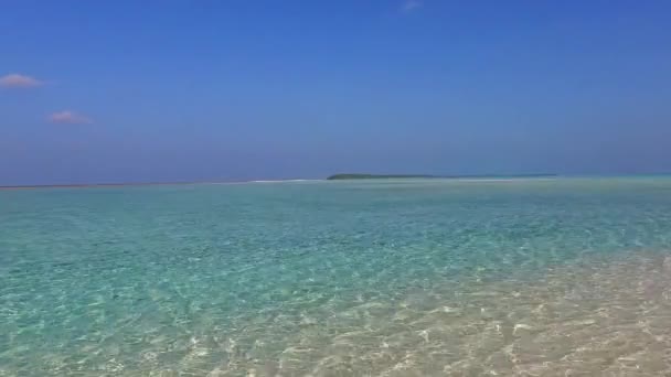 Paysage marin chaud de la côte relaxante voyage sur la plage par l'eau bleue et fond sablonneux blanc près de la station — Video