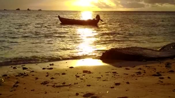 Meleg táj paradicsomi üdülőhely strand életmód kék óceán és fehér homokos háttér közelében hullámok — Stock videók