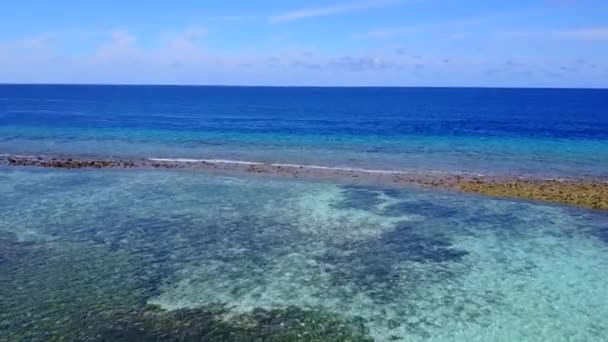 Brett vinkel landskap av lugn lagun strand resa med klart hav med vit sand bakgrund efter soluppgången — Stockvideo