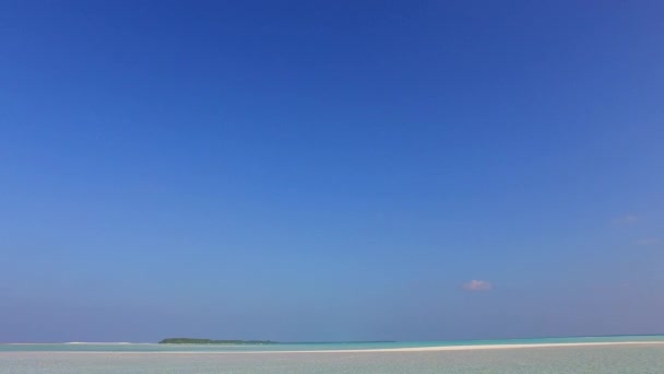リゾートの近くに白い砂浜の背景を持つ青い海による楽園の海岸線のライフスタイルの日当たりの良い海 — ストック動画