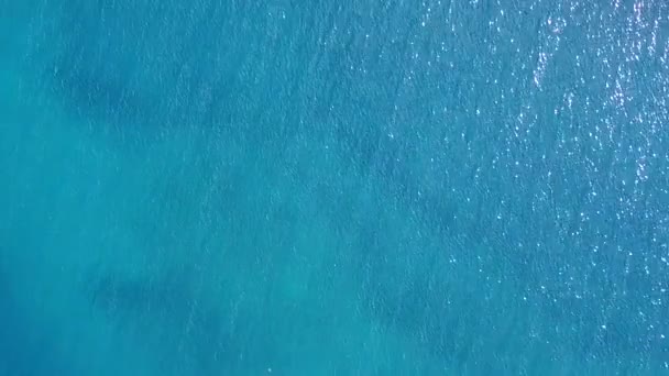 Textura diurna de unas vacaciones perfectas en la isla junto al mar azul y verde con fondo de arena blanca cerca del resort — Vídeos de Stock