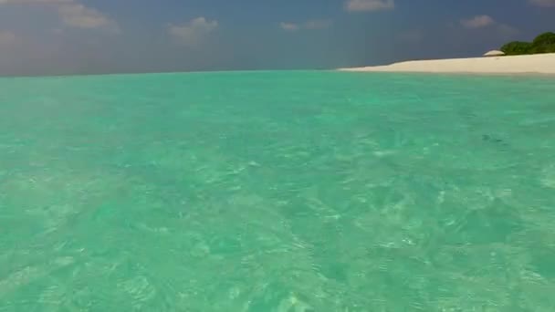 Texture romantique de vacances idylliques sur la plage au bord de l'eau bleue et fond sablonneux blanc après le lever du soleil — Video